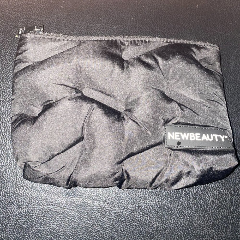 Makeup Bag Newbeauty with pads inside to protect your makeup from damage.